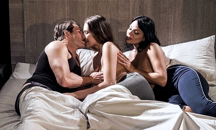 Трахнул в новом доме сисястую мачеху брюнетку и молодую симпатичную соседку