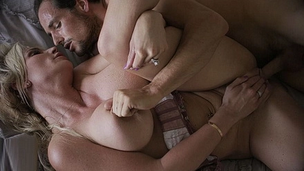 Запал на большие сиськи мачехи блондинки и сумел приболтать ее на инцест