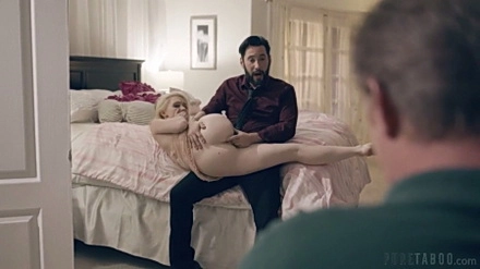 Папик подложил свою дочку под член своего друга