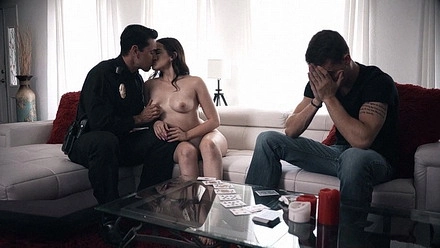 Парень смотрит на то, как его подруга трахается с отчимом и кончает от восторга