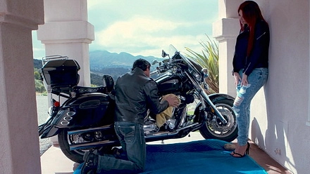 Байкер с толстым членом имеет сексуальную телочку в разных позах