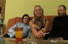 Пьяная блондинка после вечеринки трахается с парнями в жопу