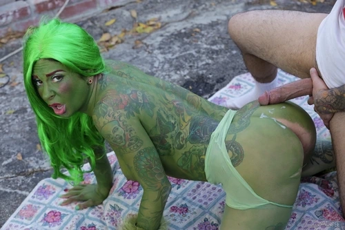 Яркая девушка нашла себе бомжа для анального секса на природе