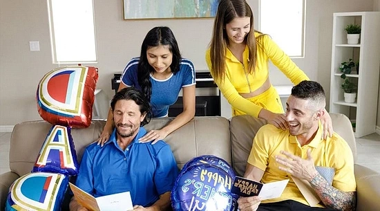 18-летние девушки балуют своих отчимов групповым сексом на День отца